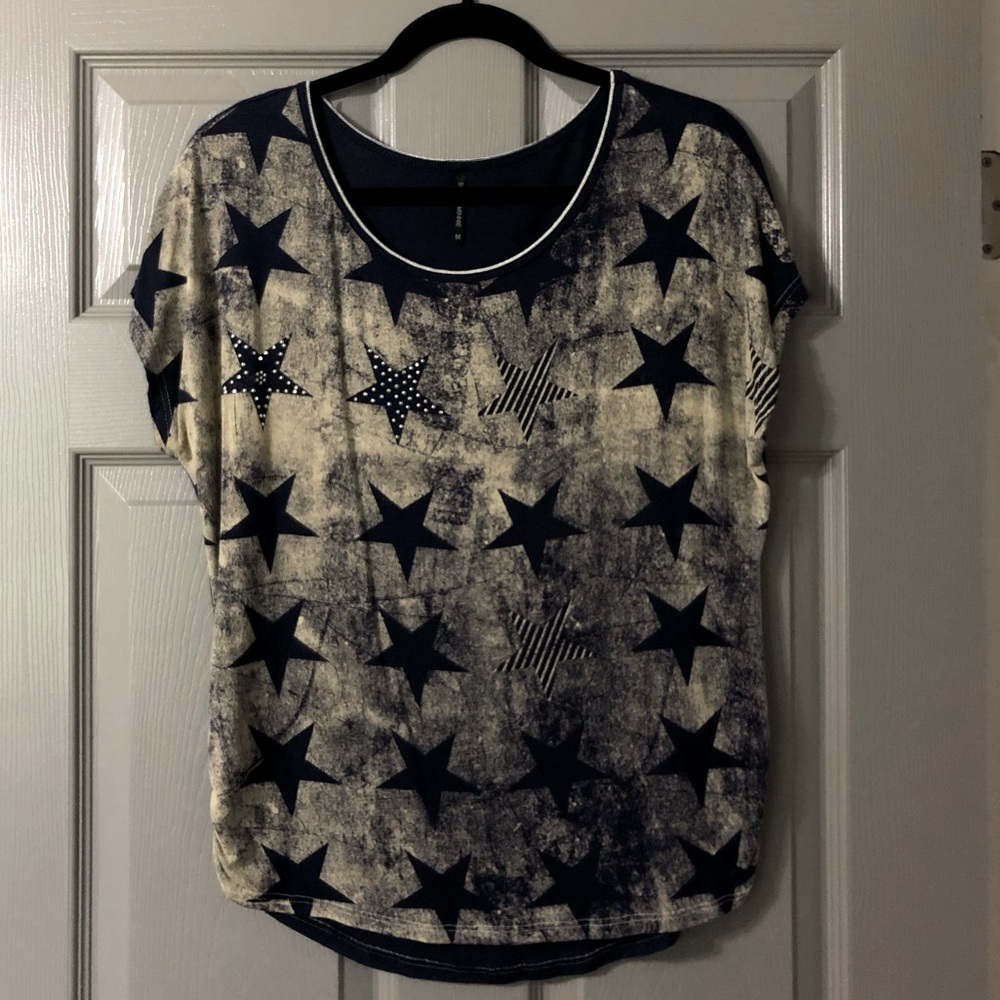 🌈3/$15🌈Women’s Top with Stars and Bling